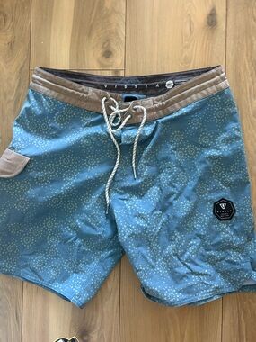 Like new VISSLA board shorts